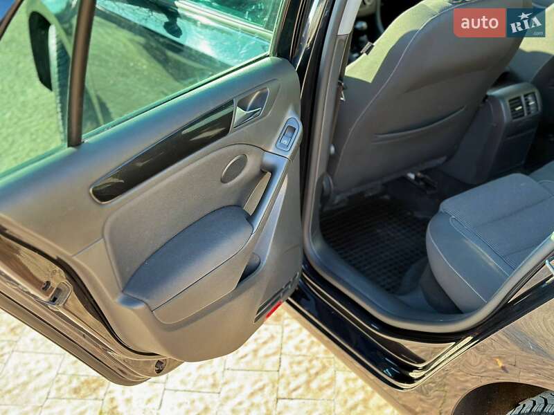 Хэтчбек Volkswagen Golf 2010 в Луцке