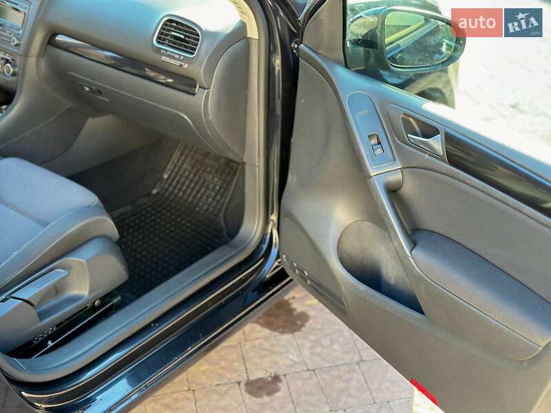 Хэтчбек Volkswagen Golf 2010 в Луцке