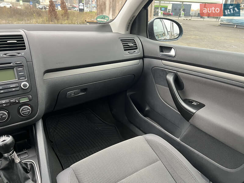 Хэтчбек Volkswagen Golf 2005 в Киеве