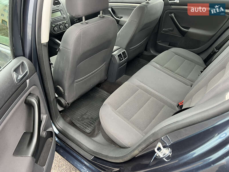 Хэтчбек Volkswagen Golf 2005 в Киеве