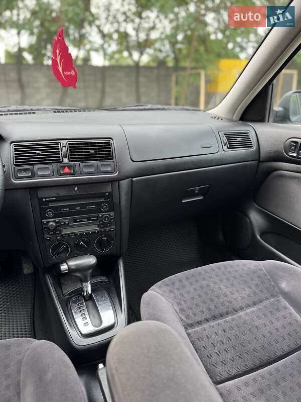 Хетчбек Volkswagen Golf 2002 в Рівному