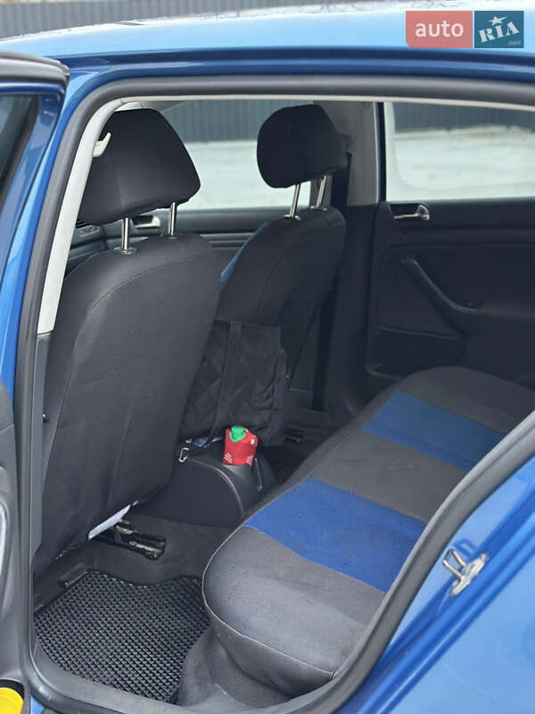 Хэтчбек Volkswagen Golf 2004 в Звягеле