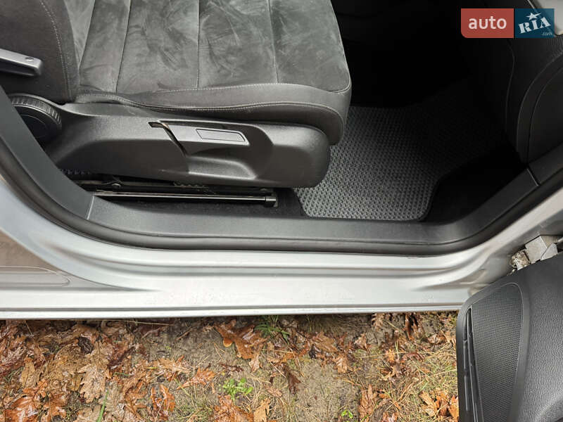 Хетчбек Volkswagen Golf 2009 в Рівному