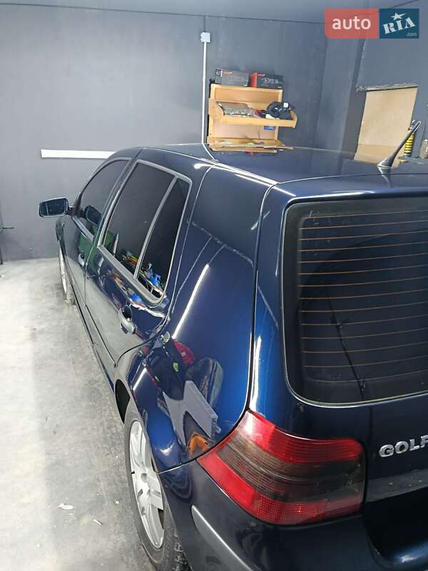 Хетчбек Volkswagen Golf 2001 в Золочеві