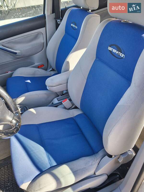 Хетчбек Volkswagen Golf 2000 в Києві