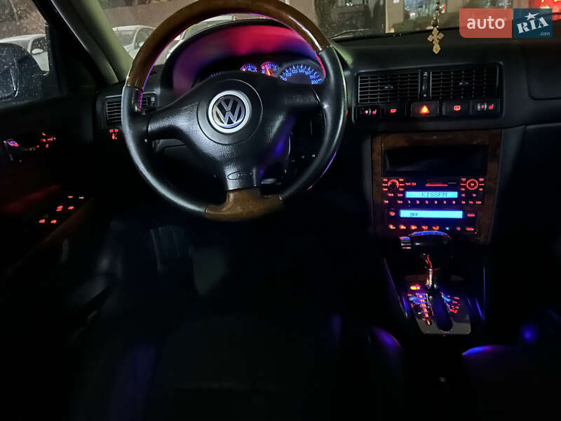 Хэтчбек Volkswagen Golf 2002 в Киеве