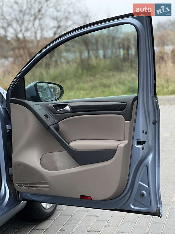 Хэтчбек Volkswagen Golf 2009 в Ровно