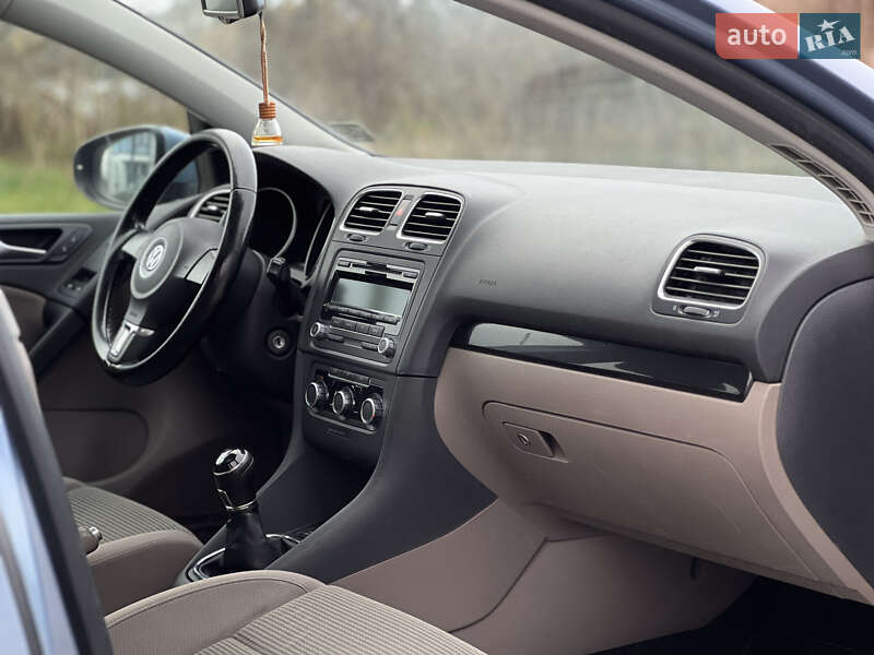 Хэтчбек Volkswagen Golf 2009 в Ровно
