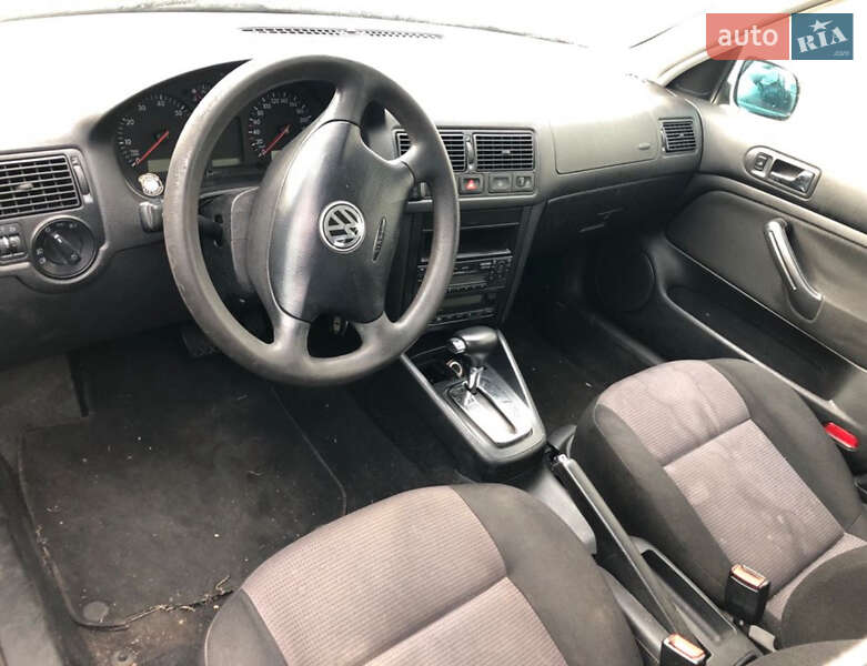 Хетчбек Volkswagen Golf 2001 в Луцьку