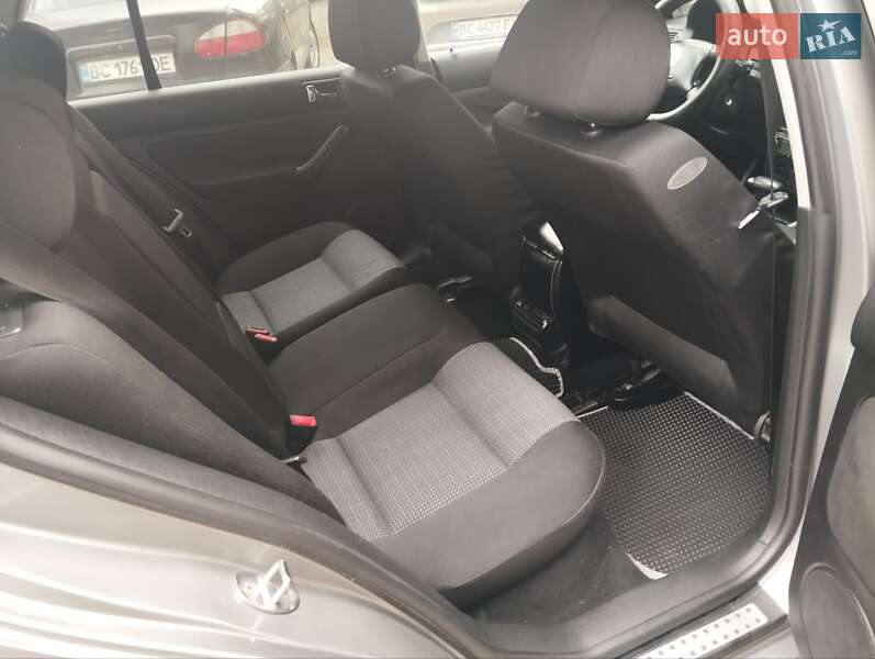 Хэтчбек Volkswagen Golf 2002 в Кривом Роге