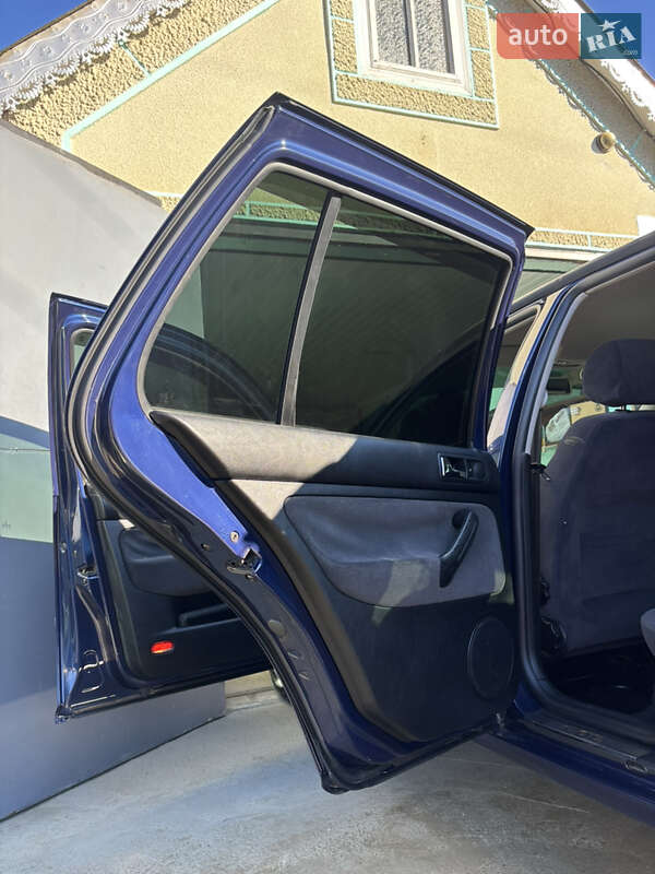 Хетчбек Volkswagen Golf 2000 в Новоселиці