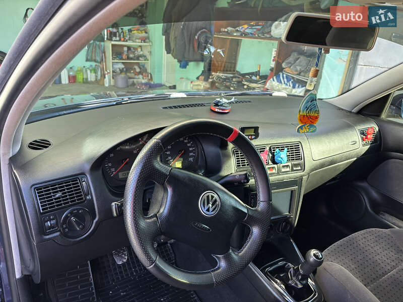 Хетчбек Volkswagen Golf 2000 в Новоселиці