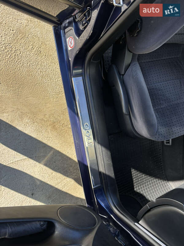 Хетчбек Volkswagen Golf 2000 в Новоселиці