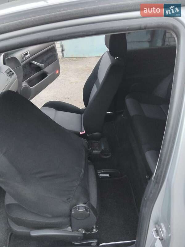 Хетчбек Volkswagen Golf 2001 в Харкові