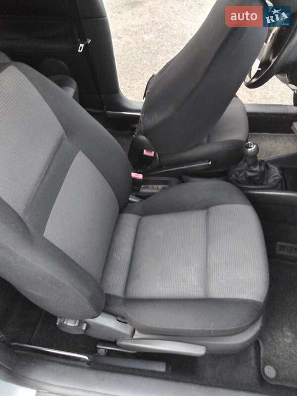 Хетчбек Volkswagen Golf 2001 в Харкові