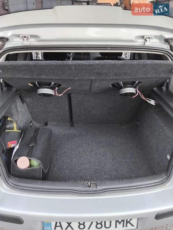 Хетчбек Volkswagen Golf 2001 в Харкові