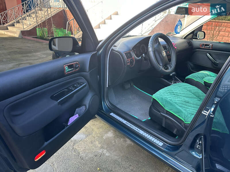 Хетчбек Volkswagen Golf 2002 в Городківці