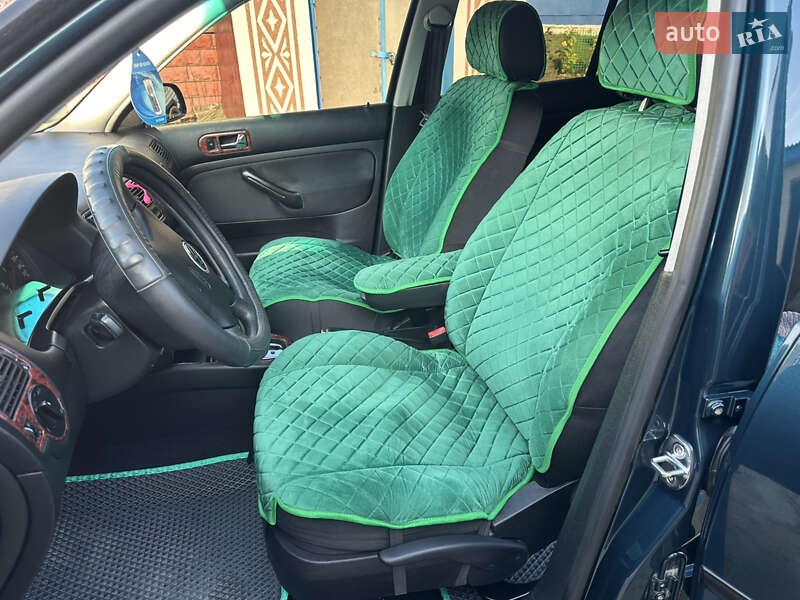 Хетчбек Volkswagen Golf 2002 в Городківці