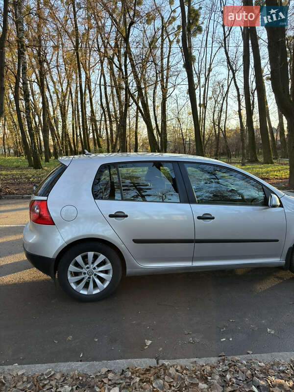 Хетчбек Volkswagen Golf 2003 в Чернівцях