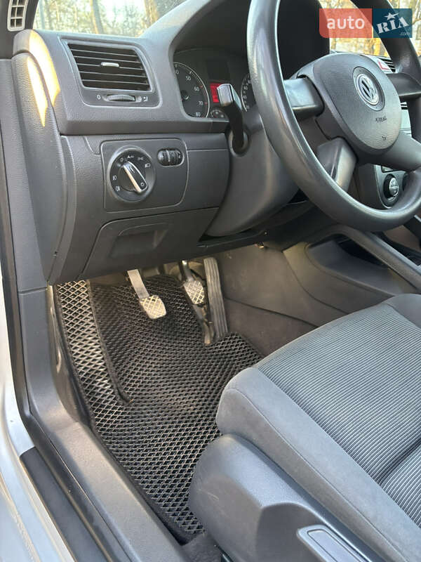 Хетчбек Volkswagen Golf 2003 в Чернівцях