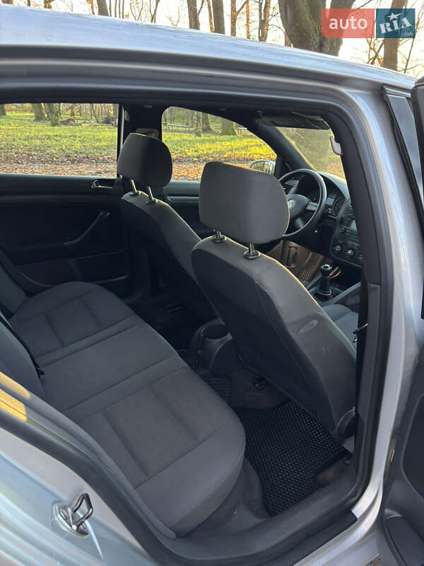 Хетчбек Volkswagen Golf 2003 в Чернівцях