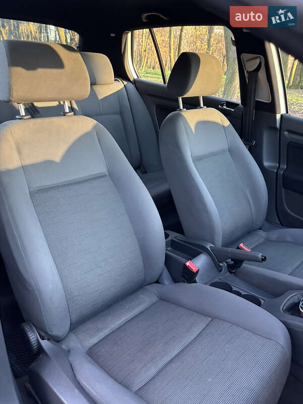 Хетчбек Volkswagen Golf 2003 в Чернівцях