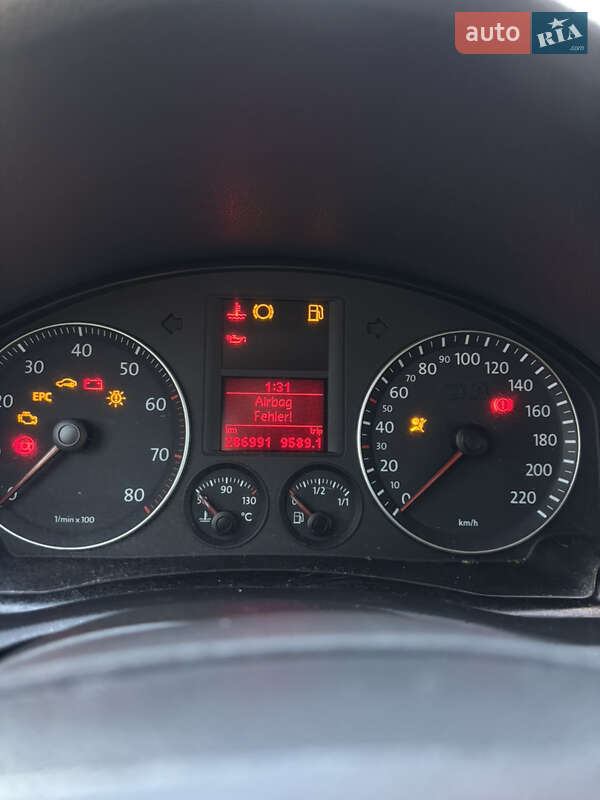 Хетчбек Volkswagen Golf 2003 в Чернівцях