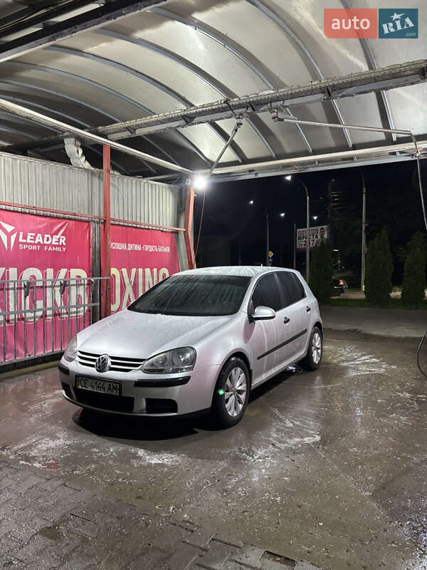 Хетчбек Volkswagen Golf 2003 в Чернівцях