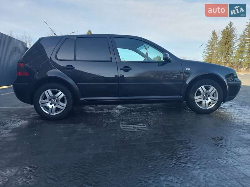 Хэтчбек Volkswagen Golf 2002 в Самборе