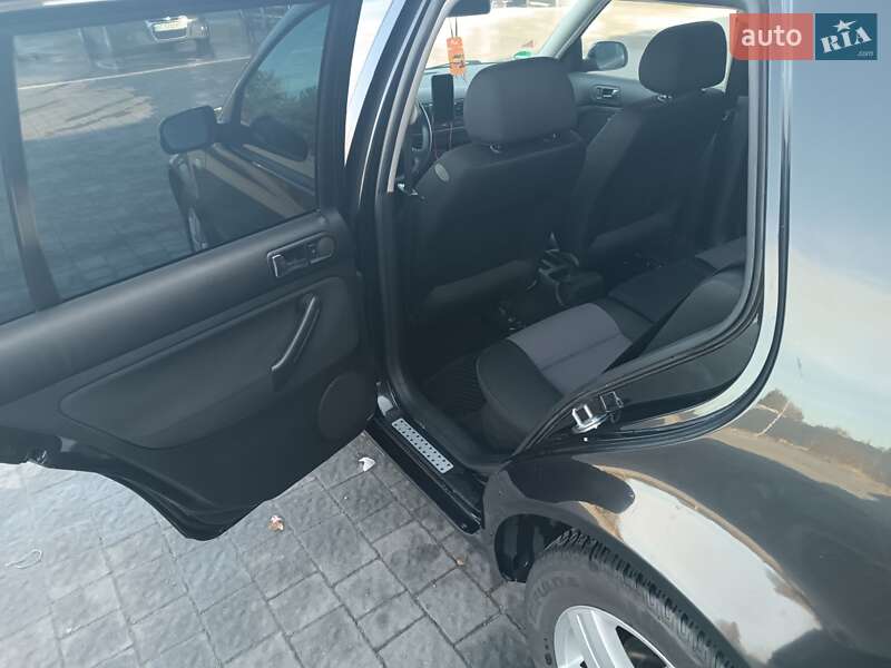 Хэтчбек Volkswagen Golf 2002 в Самборе