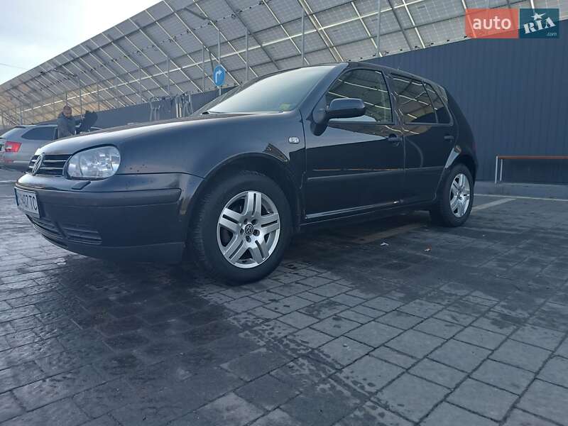 Хэтчбек Volkswagen Golf 2002 в Самборе