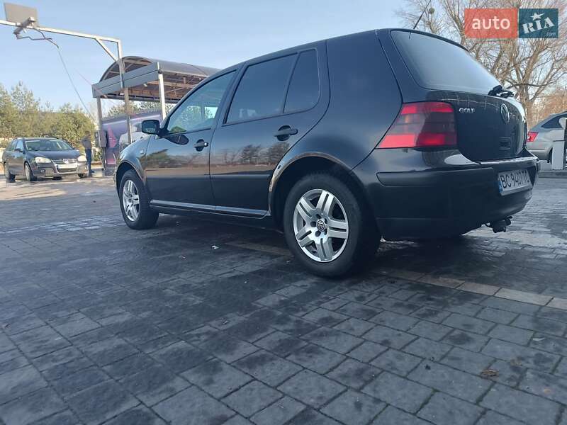 Хэтчбек Volkswagen Golf 2002 в Самборе