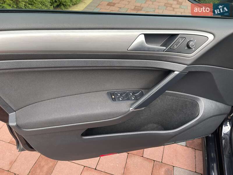 Хэтчбек Volkswagen Golf 2013 в Луцке