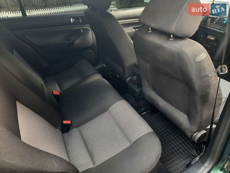 Хетчбек Volkswagen Golf 2003 в Львові