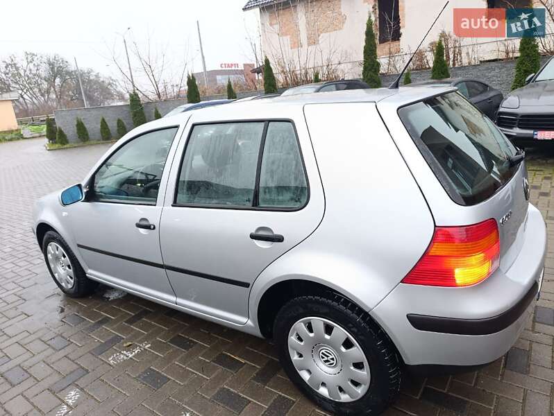 Хэтчбек Volkswagen Golf 2002 в Ровно