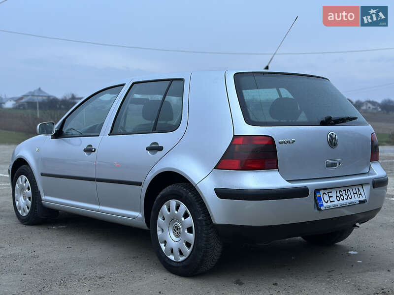 Хетчбек Volkswagen Golf 2001 в Чернівцях