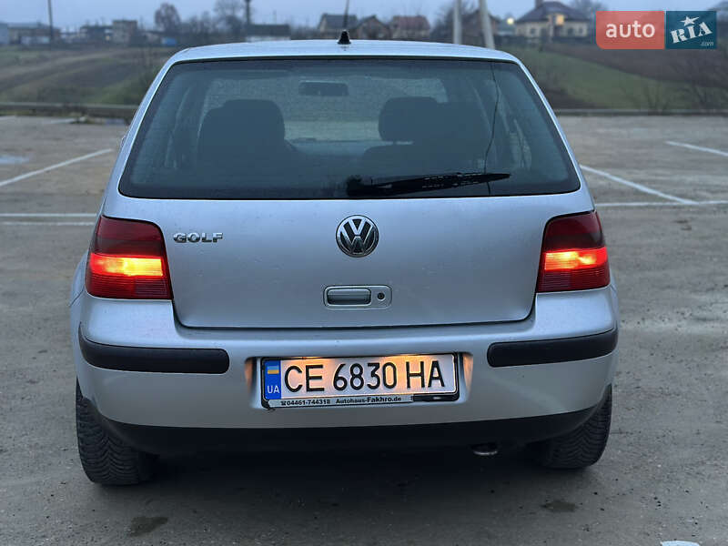 Хетчбек Volkswagen Golf 2001 в Чернівцях