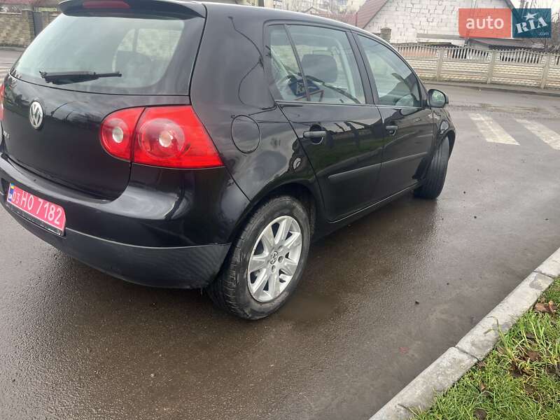 Хэтчбек Volkswagen Golf 2005 в Остроге
