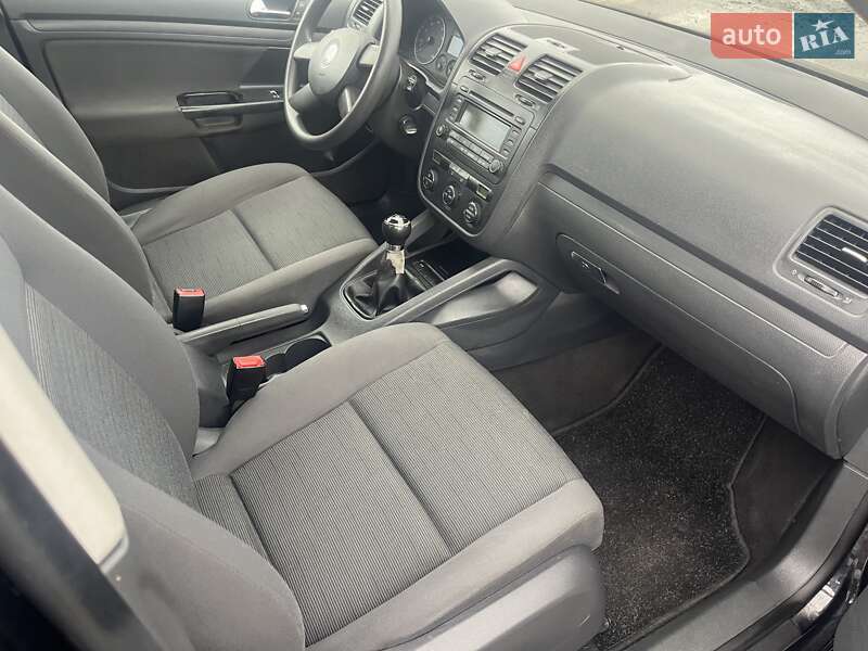 Хэтчбек Volkswagen Golf 2005 в Остроге