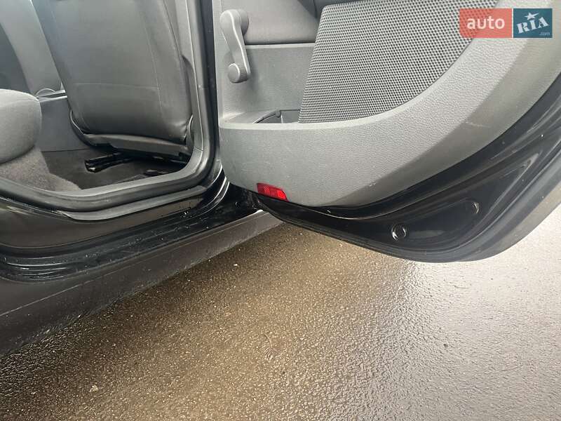 Хэтчбек Volkswagen Golf 2005 в Остроге