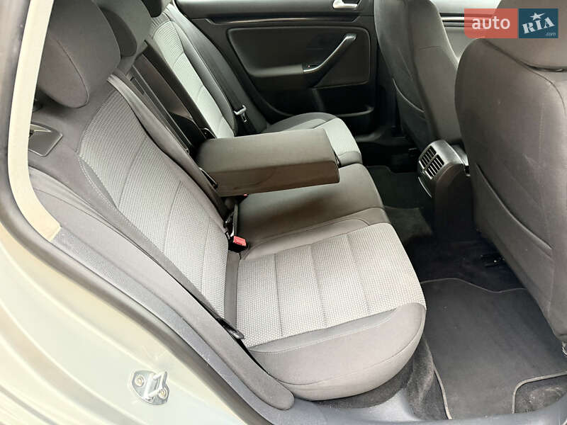 Універсал Volkswagen Golf 2011 в Луцьку