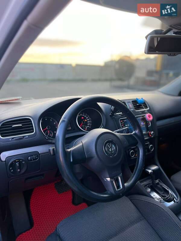 Хэтчбек Volkswagen Golf 2010 в Киеве