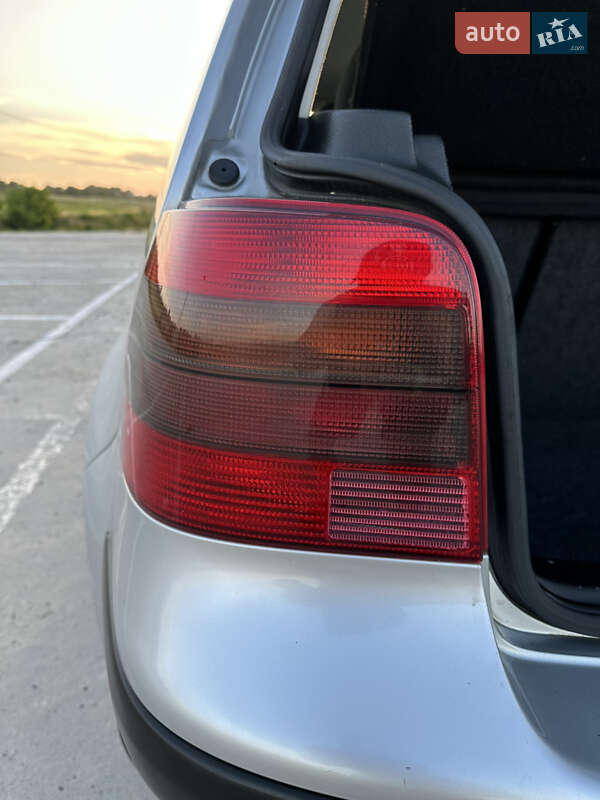 Хетчбек Volkswagen Golf 2001 в Чернівцях