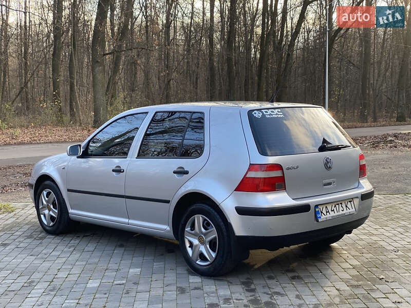 Хэтчбек Volkswagen Golf 2003 в Киеве