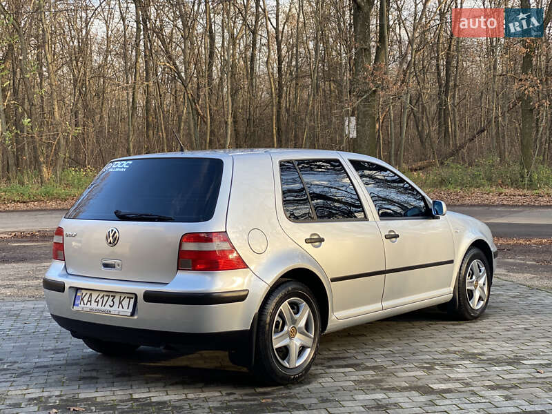 Хэтчбек Volkswagen Golf 2003 в Киеве