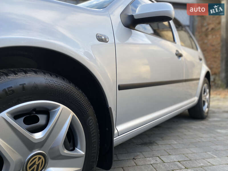 Хэтчбек Volkswagen Golf 2003 в Киеве