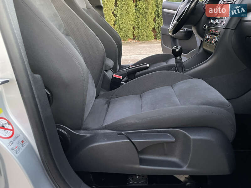 Універсал Volkswagen Golf 2011 в Сарнах