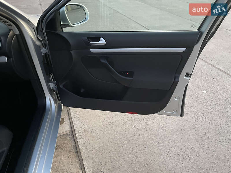 Універсал Volkswagen Golf 2011 в Сарнах