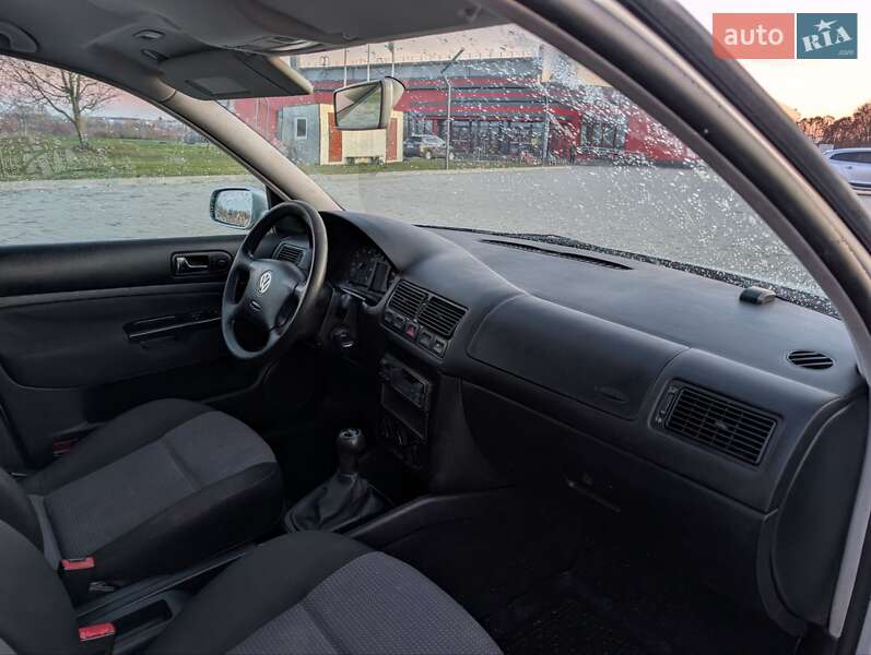 Хэтчбек Volkswagen Golf 2001 в Здолбунове