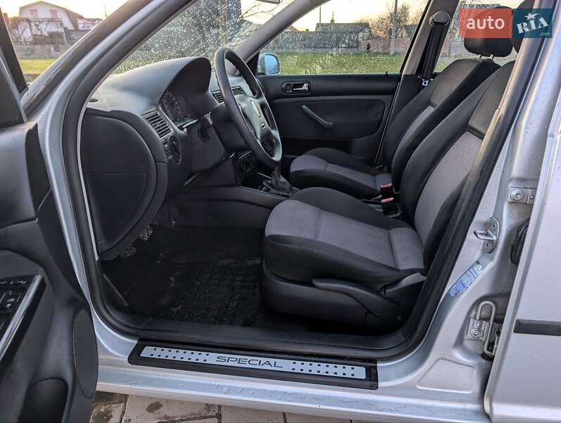 Хэтчбек Volkswagen Golf 2001 в Здолбунове